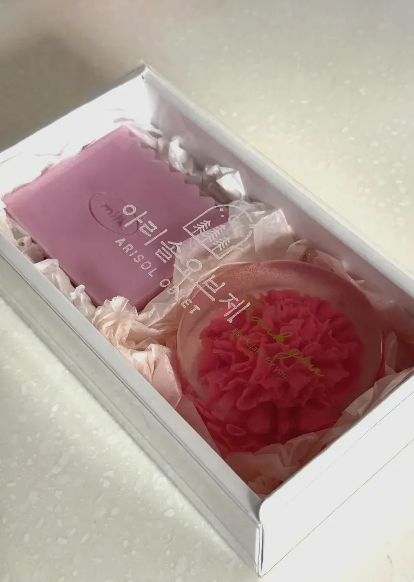 아리솔오브제 로고 도장이 찍힌 카네이션 비누 선물상자